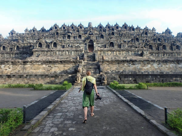 Quần thể đền Borobudur gồm nhiều tháp nhỏ bao bọc xung quanh một tháp chính cao 42m với 12 tầng tháp. Để lên đến đỉnh tháp cao nhất, bạn phải trèo lên các bậc thang và đi qua các hành lang của 12 tầng tháp với tổng chiều dài 5 km. Ảnh: Keïteï Quần thể đền Borobudur gồm nhiều tháp nhỏ bao bọc xung quanh một tháp chính cao 42m với 12 tầng tháp. Để lên đến đỉnh tháp cao nhất, bạn phải trèo lên các bậc thang và đi qua các hành lang của 12 tầng tháp với tổng chiều dài 5 km. Ảnh: Keïteï