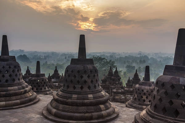 Là một trong những ngôi đền nổi tiếng nhất thế giới, đền Borobudur đứng uy nghi trên ngọn đồi, mặt hướng ra cánh đồng xanh tươi và trù phú. Ảnh: Alexander Ipfelkofer Là một trong những ngôi đền nổi tiếng nhất thế giới, đền Borobudur đứng uy nghi trên ngọn đồi, mặt hướng ra cánh đồng xanh tươi và trù phú. Ảnh: Alexander Ipfelkofer