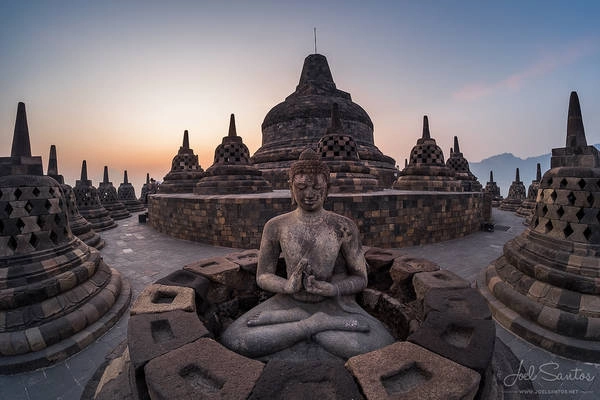 Đền Borobudur được coi là điểm tham quan nổi tiếng, thu hút khách du lịch đến với Indonesia. Đây không chỉ là một kỳ quan hiếm có trở thành biểu tượng của Indonesia mà còn là một trong những công trình nghệ thuật với kiến trúc tinh xảo có giá trị lớn nhất thế giới. Ảnh: Joel Santos Đền Borobudur được coi là điểm tham quan nổi tiếng, thu hút khách du lịch đến với Indonesia. Đây không chỉ là một kỳ quan hiếm có trở thành biểu tượng của Indonesia mà còn là một trong những công trình nghệ thuật với kiến trúc tinh xảo có giá trị lớn nhất thế giới. Ảnh: Joel Santos