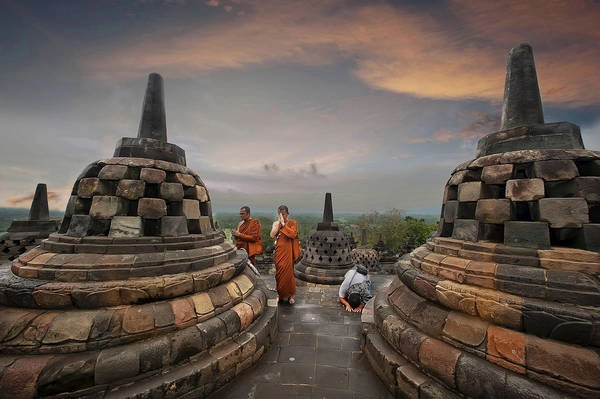 Có 2.760 bức phù điêu ở trong ngôi đền Borobudur mang lại cho du khách những trải nghiệm vô cùng thú vị để tìm hiểu về văn hoá đất nước vạn đảo. Mặc dù đền Borobudur từng được coi là niềm tự hào của Phật giáo Java nhưng ngôi đền này từng bị lãng quên trong nhiều thế kỷ. Ảnh: Anna Tatti Có 2.760 bức phù điêu ở trong ngôi đền Borobudur mang lại cho du khách những trải nghiệm vô cùng thú vị để tìm hiểu về văn hoá đất nước vạn đảo. Mặc dù đền Borobudur từng được coi là niềm tự hào của Phật giáo Java nhưng ngôi đền này từng bị lãng quên trong nhiều thế kỷ. Ảnh: Anna Tatti