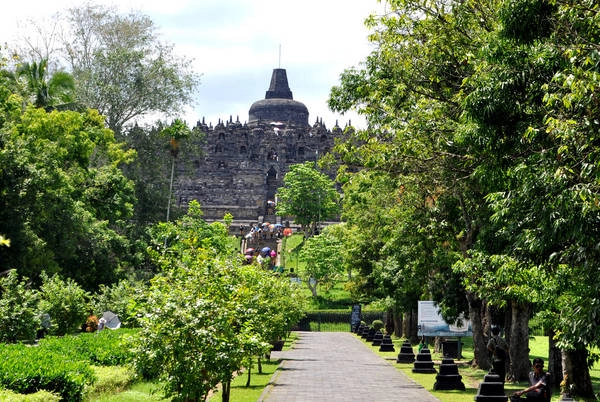 Đền Borobudur có vị trí thuận lợi cách Yogyakarta khoảng 40km về phía bắc. Để đến tham quan được ngôi đền, du khách có thể đi xe taxi từ trung tâm Yogyakarta hoặc thuê xe máy. Ảnh: Dato' Professor Dr. Jamaludin Mohaiadin Đền Borobudur có vị trí thuận lợi cách Yogyakarta khoảng 40km về phía bắc. Để đến tham quan được ngôi đền, du khách có thể đi xe taxi từ trung tâm Yogyakarta hoặc thuê xe máy. Ảnh: Dato' Professor Dr. Jamaludin Mohaiadin