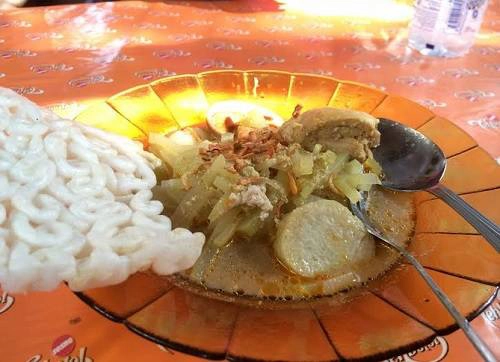 Khi thưởng thức món này, bạn có thể yêu cầu thêm trứng luộc hoặc đậu phụ. Khi thưởng thức món này, bạn có thể yêu cầu thêm trứng luộc hoặc đậu phụ.
