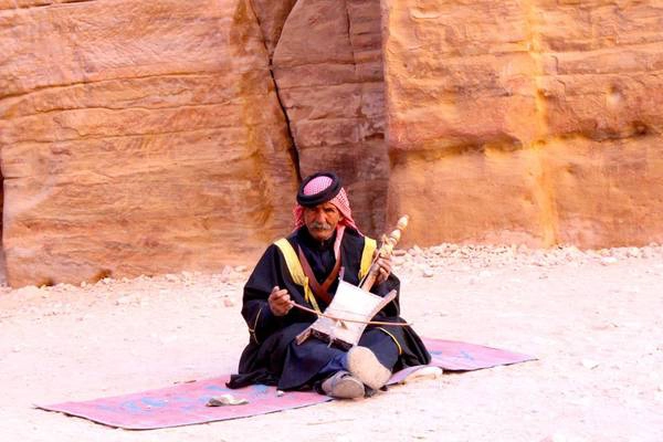 Du lich Jordan - Một người chơi đàn ngay lối vào kho báu