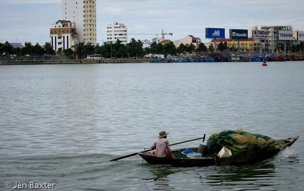 Chiếc thuyền đáng cá trên sông.