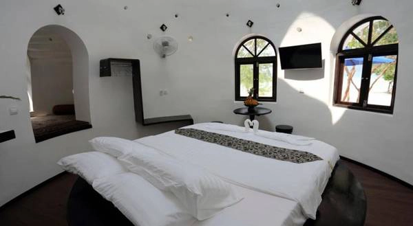 Cửa sổ thoáng đãng giúp bạn tận hưởng không khí biển một cách trọn vẹn nhất. Moonlight Resort-iVIVU-23