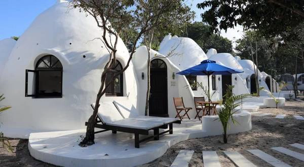Toàn bộ các bungalow tại đây đều có khu vực hiên ngoài trời giúp du khách tự do chiêm ngưỡng khu vườn và quang cảnh của bãi biển xinh đẹp. Moonlight Resort-iVIVU-1