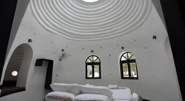 Nét đặc biệt nữa là phòng nghỉ này đươc thiết kế với mái kính, giúp du khách có thể nhìn thấy sao trời ngay tại phòng nghỉ. Moonlight Resort-iVIVU-25