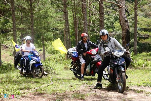 Thác Cách trung tâm thành phố Đà Lạt khoảng 25 km. Muốn tới đây, du khách theo đường đến Suối Vàng rồi vào xã Lát, tiếp tục băng qua những con đường lổn ngổn đá hộc, những con dốc cao ngất, hay sâu thăm thẳm đầy nguy hiểm,