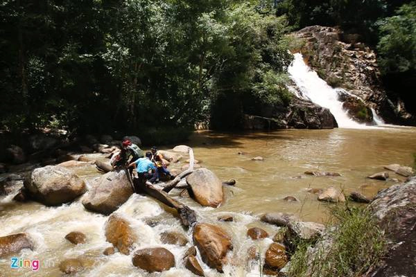 Muốn băng qua thác, bạn phải xuôi về hạ lưu, nơi dòng chảy giảm chậm và có nhiều bậc đá để nhảy qua.