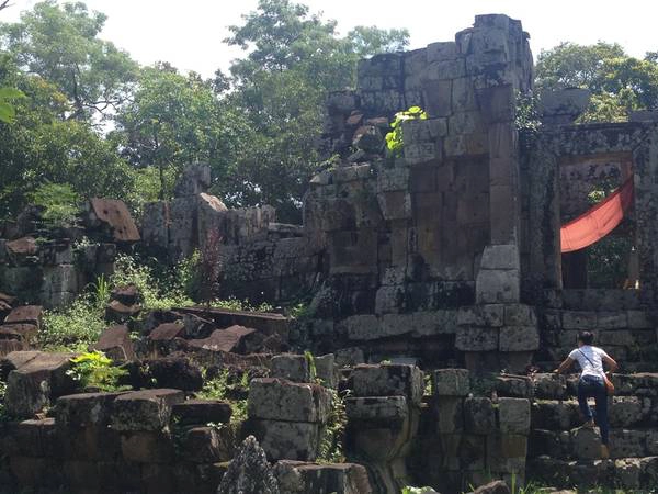 Nhà đá Heuan Hinh được tạo dựng từ năm 553 trước công nguyên, theo kiến trúc Chàm hay tiền Angkor. Ảnh: halfwaytothestars.wordpress.com Nhà đá Heuan Hinh được tạo dựng từ năm 553 trước công nguyên, theo kiến trúc Chàm hay tiền Angkor. Ảnh: halfwaytothestars.wordpress.com