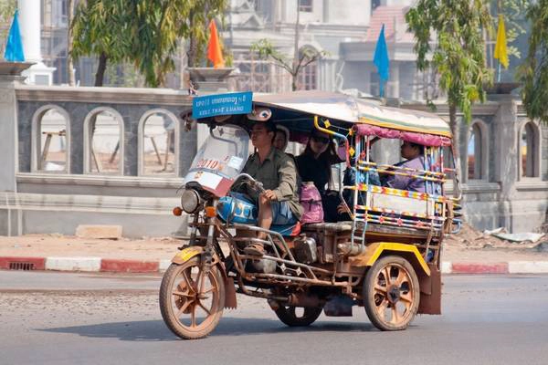 Xe tuk tuk ở thủ đô Vientiane. Ảnh: commons Xe tuk tuk ở thủ đô Vientiane. Ảnh: commons