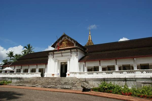Viện bảo tàng quốc gia Cộng hòa dân chủ nhân dân Lào, vốn chính là Hoàng cung Vương quốc Lào thuở xa xưa. Ảnh: en.wikipedia.org Viện bảo tàng quốc gia Cộng hòa dân chủ nhân dân Lào, vốn chính là Hoàng cung Vương quốc Lào thuở xa xưa. Ảnh: en.wikipedia.org