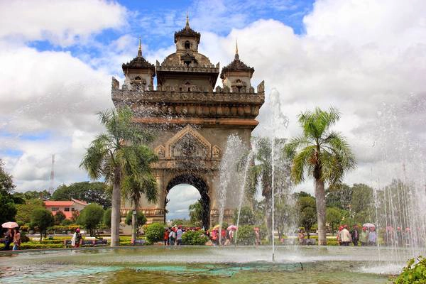 Khải Hoàn Môn Patuxay nổi bật trên đại lộ Lane Xang. Ảnh: en.vietnamitasenmadrid.com Khải Hoàn Môn Patuxay nổi bật trên đại lộ Lane Xang. Ảnh: en.vietnamitasenmadrid.com