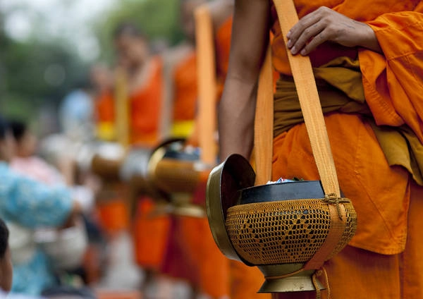 Khuất thực là một nét đẹp trong văn hóa của Lào. Ảnh: alifeoverseas.com Khuất thực là một nét đẹp trong văn hóa của Lào. Ảnh: alifeoverseas.com