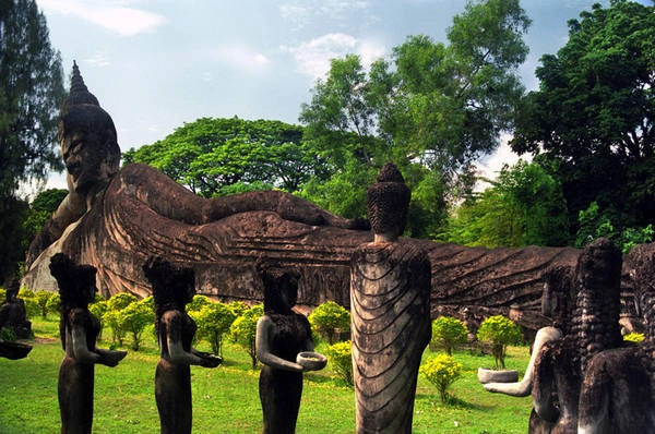 Buddha Park (Vườn tượng Phật) ở Xieng Khuan nằm cách Viên Chăn 25km về phía Đông Nam. Ảnh: Snipview.com Buddha Park (Vườn tượng Phật) ở Xieng Khuan nằm cách Viên Chăn 25km về phía Đông Nam. Ảnh: Snipview.com