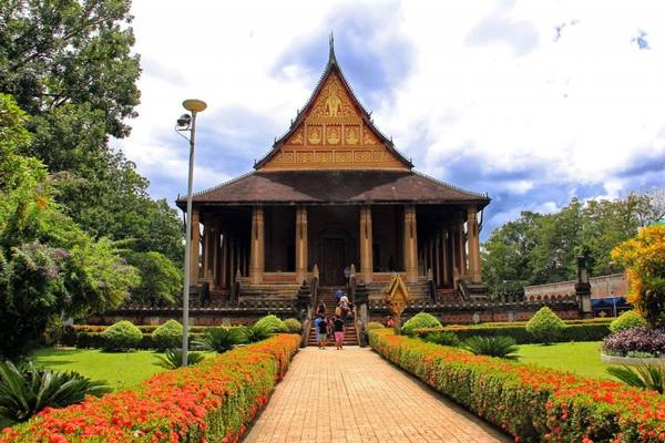 Vào thăm chùa Phra Keo, chúng ta như lạc vào “thế giới nghệ thuật” bởi những tác phẩm điêu khắc, chạm trổ và hiện vật quý hiếm. Ảnh: en.vietnamitasenmadrid.com Vào thăm chùa Phra Keo, chúng ta như lạc vào “thế giới nghệ thuật” bởi những tác phẩm điêu khắc, chạm trổ và hiện vật quý hiếm. Ảnh: en.vietnamitasenmadrid.com