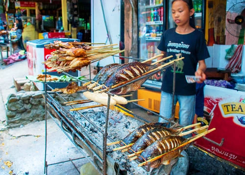 Cá muối nướng Cá nướng là món ăn phổ biến không kém ở Luang Prabang. Có nhiều loại cá với đủ kích cỡ khác nhau cho thực khách lựa chọn. Cá được ướp muối sau đó nướng trên than (khoảng 4-6 USD/con tùy theo kích thước). Ảnh: legalnomads.