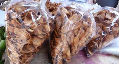 Chuối chiên Chuối tiêu được rán giòn, để ráo mỡ làm món ăn vặt. Bạn có thể đứng trước quầy bán chuối chiên để xem người bán hàng thái từng lát chuối, thả vào chảo ngập mỡ rán lên vàng ruộm, giòn tan. Ảnh: saodarly.