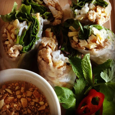 Yaw Dip (món cuốn) Món cuốn ở Lào cũng gồm nhiều rau sống như bạc hà, rau mùi, bún và trứng luộc chín tới béo ngậy. Ảnh: blogspot.