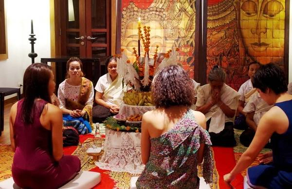 Bởi vậy, khi đến nghỉ tại một số khách sạn ở Lào, đặc biệt là Luang Prabang, bạn sẽ được đón tiếp bằng nghi thức truyền thống và ý nghĩa này. Tại Sofitel Luang Prabang, nghi thức này được tổ chức trong một nhà sàn dài, có thể chứa tới 70 người. Khách sạn thường xuyên làm lễ Baci cho các vị khách vào buổi tối đầu tiên. Ảnh: Hương Chi Bởi vậy, khi đến nghỉ tại một số khách sạn ở Lào, đặc biệt là Luang Prabang, bạn sẽ được đón tiếp bằng nghi thức truyền thống và ý nghĩa này. Tại Sofitel Luang Prabang, nghi thức này được tổ chức trong một nhà sàn dài, có thể chứa tới 70 người. Khách sạn thường xuyên làm lễ Baci cho các vị khách vào buổi tối đầu tiên. Ảnh: Hương Chi