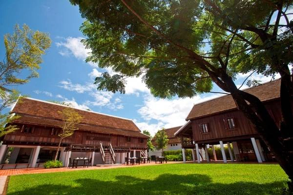 Đây cũng là nơi bạn có thể tìm hiểu một phần về phong cách kiến trúc truyền thống của Lào khi được xây trên chính khuôn viên biệt thự của quan toàn quyền đã có hơn 100 năm tuổi. Thiết kế của khách sạn cũng có sự kết hợp với kiến trúc, nghệ thuật và văn hóa của Pháp. Nơi đây chỉ cách sân bay 4,5 km, cách trung tâm thành phố một km nên rất thuận tiện cho du khách khám phá cố đô Lào. Chỉ cần đi bộ du khách cũng có thể đến chùa Wat Manolom, tượng đài chủ tịch Souphanouvong, ngân hàng thương mại ngoại thương Lào. Ngoài ra khách sạn cung cấp xe đạp miễn phí để du khách khám phá thành phố. Ảnh: Sofitel Luang Prabang Đây cũng là nơi bạn có thể tìm hiểu một phần về phong cách kiến trúc truyền thống của Lào khi được xây trên chính khuôn viên biệt thự của quan toàn quyền đã có hơn 100 năm tuổi. Thiết kế của khách sạn cũng có sự kết hợp với kiến trúc, nghệ thuật và văn hóa của Pháp. Nơi đây chỉ cách sân bay 4,5 km, cách trung tâm thành phố một km nên rất thuận tiện cho du khách khám phá cố đô Lào. Chỉ cần đi bộ du khách cũng có thể đến chùa Wat Manolom, tượng đài chủ tịch Souphanouvong, ngân hàng thương mại ngoại thương Lào. Ngoài ra khách sạn cung cấp xe đạp miễn phí để du khách khám phá thành phố. Ảnh: Sofitel Luang Prabang