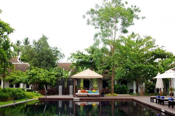 Bể bơi của khách sạn mở cửa từ 9h đến 21h hàng ngày, trang bị đầy đủ khăn tắm, phao, kính, ghế dài tắm nắng, ghế sofa... Quanh bể bơi là các phòng nghỉ và khu vườn nhiều cây xanh mát. Ảnh: Hương Chi Bể bơi của khách sạn mở cửa từ 9h đến 21h hàng ngày, trang bị đầy đủ khăn tắm, phao, kính, ghế dài tắm nắng, ghế sofa... Quanh bể bơi là các phòng nghỉ và khu vườn nhiều cây xanh mát. Ảnh: Hương Chi