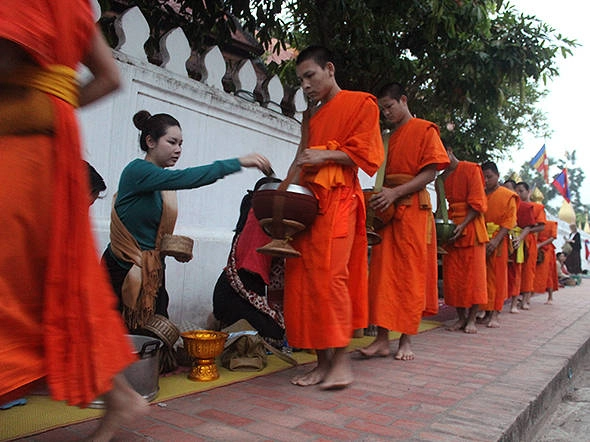 Du lich Lao - Dòng người cúng dường hàng ngày