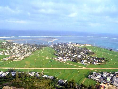 Một góc đảo Lý Sơn nhìn từ đỉnh núi Thới Lới Một góc đảo Lý Sơn nhìn từ đỉnh núi Thới Lới