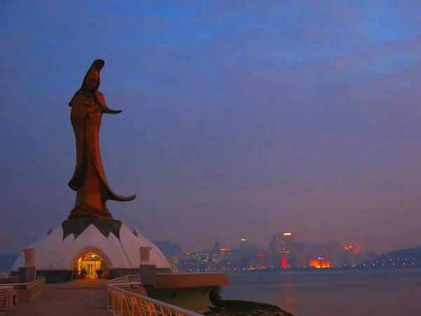 Thăm quan Kun Iam Statue vào buổi chiều tà