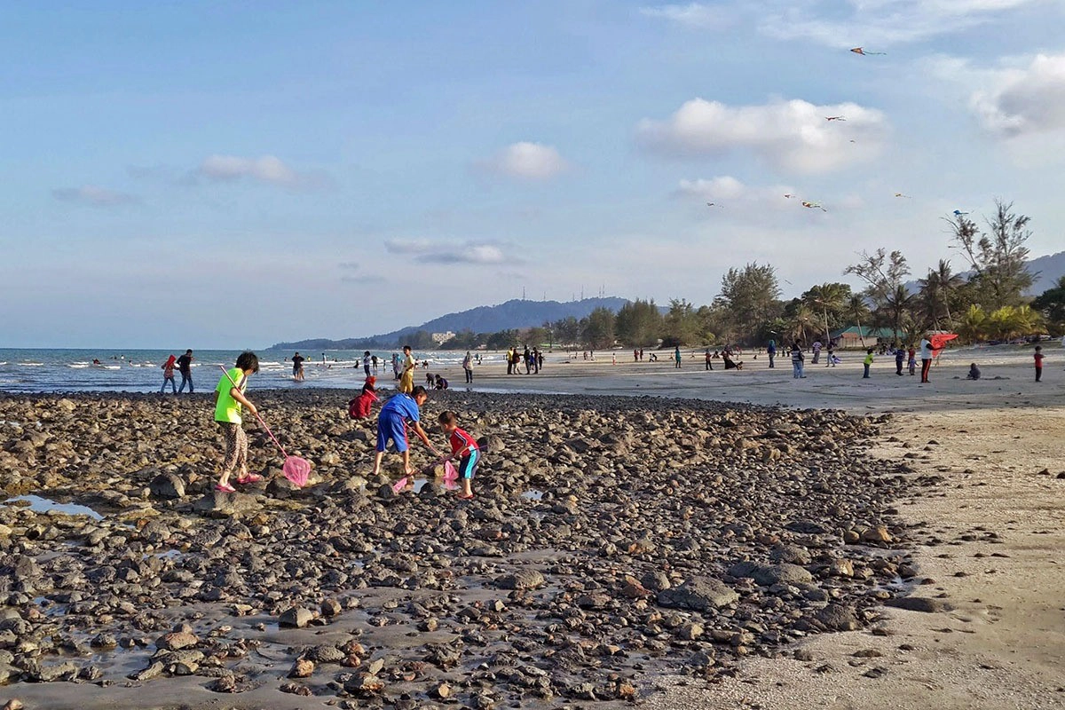 Pantai Batu Hitam