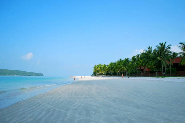 Một trong những bãi biển nổi tiếng nhất Langkawi là Cenang (có chiều dài hơn 10km). Tại đây, du khách có thể tham gia các môn thể thao dưới nước hấp dẫn như lướt ván, lặn biển, đua thuyền… Nếu không thích các hoạt động thể thao, du khách có thể nằm dài trên những bãi cát trắng phau và thưởng thức ánh hoàng hôn của buổi chiều tà. Ảnh: langkawi-info.com