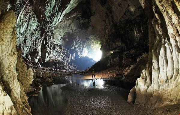 Hang động ở Vườn quốc gia Gunung Mulu có cấu trúc hoàn hảo với sự kết hợp của các lớp đá vôi tinh khiết, những thác nước cao. Ảnh: holidaygogogo. Hang động ở Vườn quốc gia Gunung Mulu có cấu trúc hoàn hảo với sự kết hợp của các lớp đá vôi tinh khiết, những thác nước cao. Ảnh: holidaygogogo.