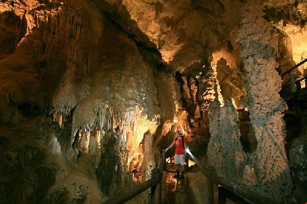 Những hang động sâu với các nhũ đá hình thù kỳ lạ được hình thành qua hàng triệu năm. Ảnh: attractionsinmalaysia. Những hang động sâu với các nhũ đá hình thù kỳ lạ được hình thành qua hàng triệu năm. Ảnh: attractionsinmalaysia.