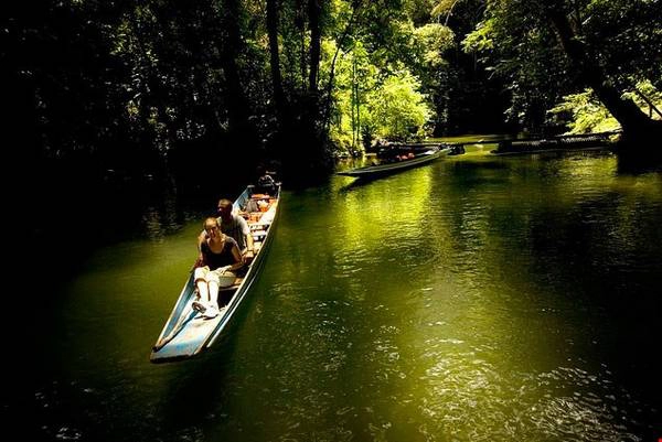 Trải qua hàng nghìn năm với những cơn mưa lớn trút xuống, đã hình thành những con suối chảy xiết và tạo thành hệ thống hang động đá ngầm như hiện nay ở Vườn quốc gia Gunung Mulu. Ảnh: herworldplus. Trải qua hàng nghìn năm với những cơn mưa lớn trút xuống, đã hình thành những con suối chảy xiết và tạo thành hệ thống hang động đá ngầm như hiện nay ở Vườn quốc gia Gunung Mulu. Ảnh: herworldplus.