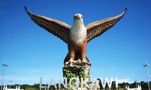 Bức tượng đại bàng nâu đỏ tuyệt đẹp và uy nghi, sẵn sàng cất cánh là biểu tượng của đảo Langkawi xinh đẹp. Bức tượng đại bàng nâu đỏ tuyệt đẹp và uy nghi, sẵn sàng cất cánh là biểu tượng của đảo Langkawi xinh đẹp.