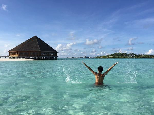 Màu nước xanh trong vắt "thương hiệu" của Maldives. Ảnh: Linh Mạc Màu nước xanh trong vắt "thương hiệu" của Maldives. Ảnh: Linh Mạc