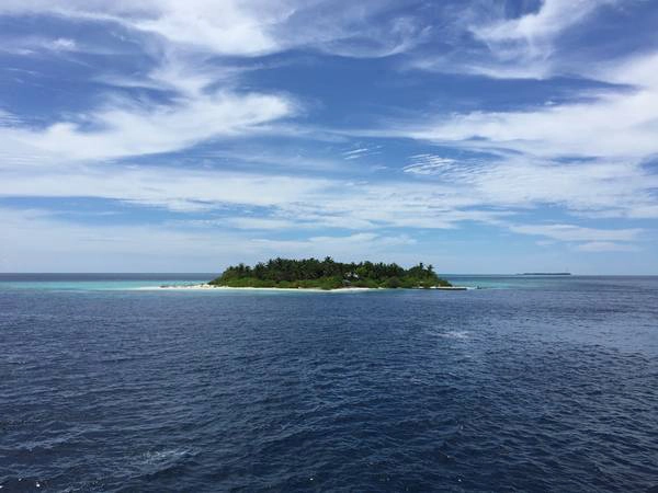 Một hòn đảo "bé bé xinh xinh" ở Maldives. Ảnh: Linh Mạc Maldives-ivivu-4