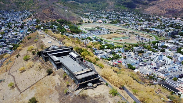 Pháo đài Adelaide nằm trên đồi Petite Montagne.