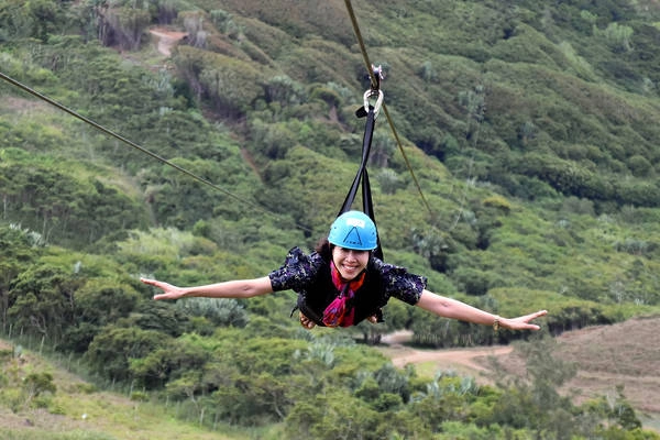 Du khách chơi zipline trên chặng đường dài 1,5 km.