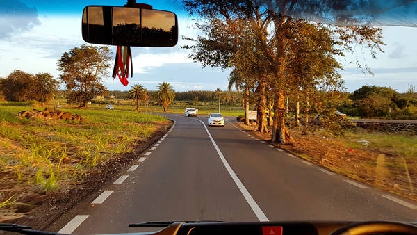 Một trong những cung đường trên đảo Mauritius qua cabin ôtô.