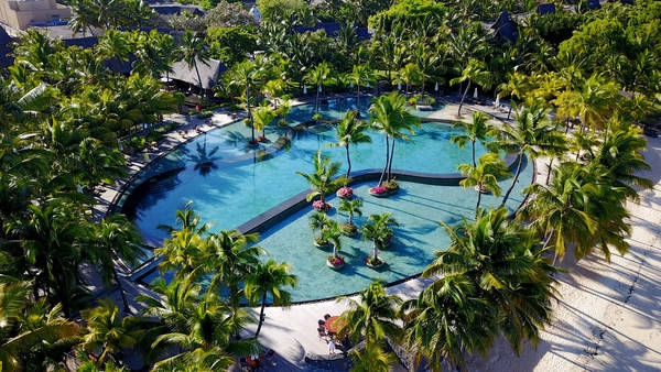 Bể bơi sát bờ biển thuộc một trong những resort đẳng cấp ở Mauritius.