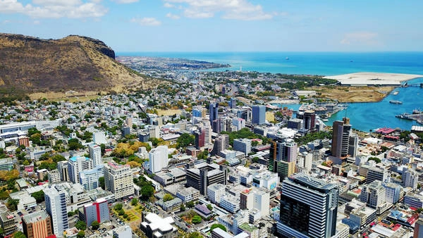 Một góc thủ đô Port Louis nhìn từ trên cao. Ngày nay, thành phố này vẫn còn lưu giữ nhiều công trình kiến trúc mang phong cách Pháp và Anh thời thuộc địa.