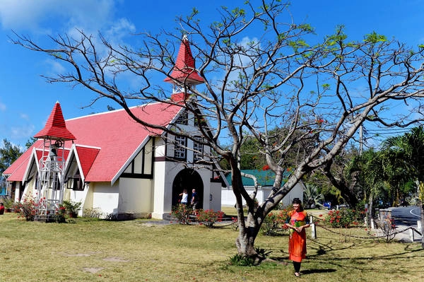 Nhà thờ mái đỏ nằm gần làng chài Cap Malheureux, cực Bắc Mauritius, được xây dựng sau năm 1810 để tưởng nhớ những người đã ngã xuống trong cuộc chiến giành thuộc địa giữa Anh và Pháp.