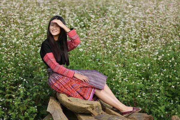 Nguyễn Thu Hương là em gái chủ vườn thường tới đây vào dịp cuối tuần để trợ giúp anh bán hàng nước và thu phí vào thăm quan vườn.