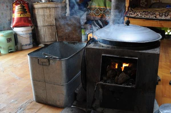 Bên trong căn nhà lều không có nhiều đồ đạc, chiếc bếp lò là vật dụng quan trọng nhất. Vào các buổi sáng sớm hoặc chiều muộn, những làn khói mờ bốc lên từ các căn nhà lều là dấu hiệu cho sự sống nơi đây. 