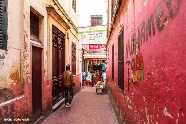 Tangier sớm hình thành hệ thống medina để phục vụ việc giao thương nội vùng và quốc tế. Khách du lịch phương Tây thường đến mua những mặt hàng truyền thống Morocco tại khu phố cổ được xây dựng từ năm 1889.