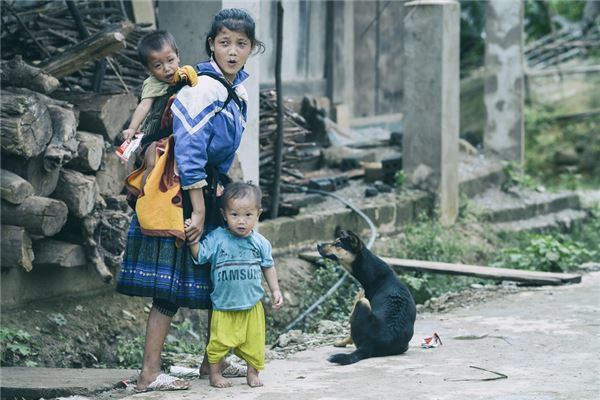 Thi thoảng vẫn xuất hiện những bà mẹ trẻ còn mặc đồng phục học sinh phải nuôi con. Người Mông thường quan niệm con gái đi lấy chồng thì “lúc sống là người của họ nhà chồng, lúc chết cũng là ma họ nhà chồng”. Quan niệm lạc hậu này là một trong những nguyên nhân chính của tảo hôn và hôn nhân cận huyết, để lại những hậu quả khôn lường, ảnh hưởng đến chất lượng giống nòi.