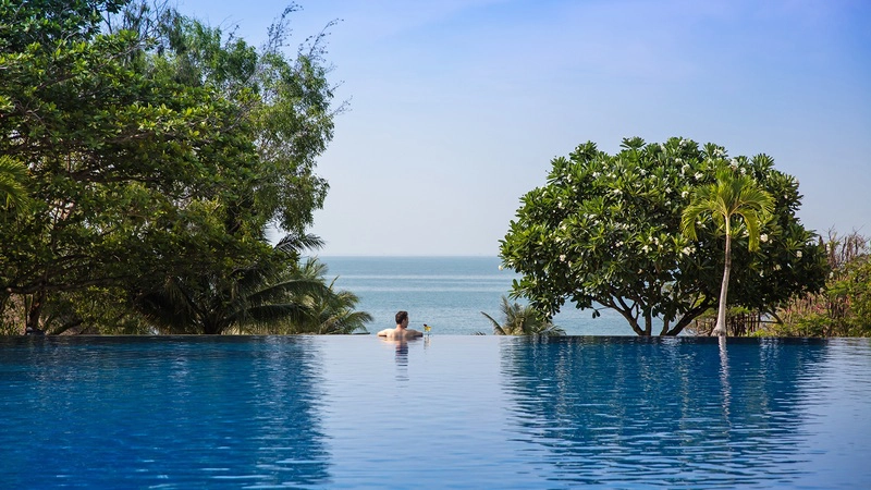 Tùy góc chụp bạn sẽ có cảm giác như hồ bơi của Victoria Phan Thiết Beach Resort & Spa rất giống với hồ bơi vô cực. Ảnh: js_srchoi