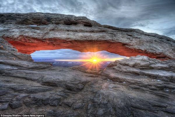 Đây là hình ảnh phong cảnh tuyệt đẹp được đóng khung” trong các khe núi ở tiểu bang Arizona và Utah. Đây là hình ảnh phong cảnh tuyệt đẹp được đóng khung” trong các khe núi ở tiểu bang Arizona và Utah.