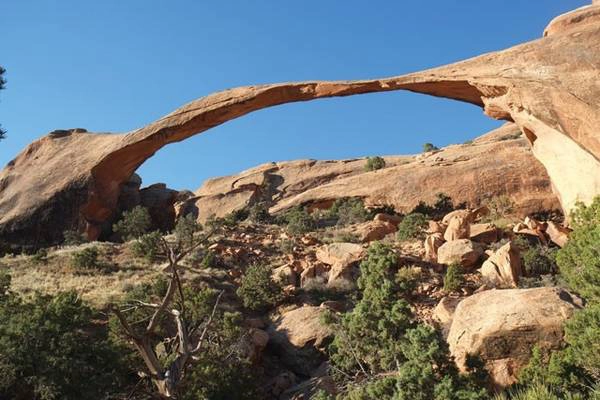 Mái vòm Landscape Arch mỏng manh. Mái vòm Landscape Arch mỏng manh.
